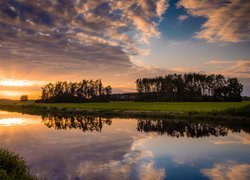 Rzeka, Narew, Drzewa, Krzewy, Zachód słońca, Chmury, Polska