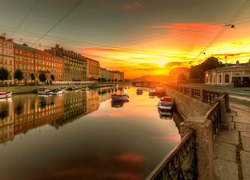 Zachód słońca nad rzeką w Sankt Petersburgu