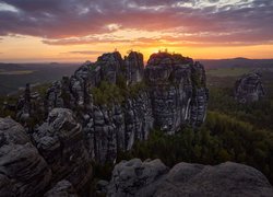 Zachód słońca nad skałami Schrammsteine w Górach Połabskich