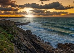 Zachód słońca nad skalistym wybrzeżem Bretanii