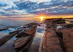 Zachód słońca nad skalistym wybrzeżem jeziora Lake Superior w Michigan