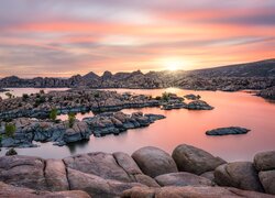 Zachód słońca nad skalistym wybrzeżem Watson Lake w Arizonie