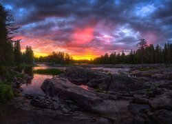 Zachód słońca nad terenem Koiteli w Finlandii
