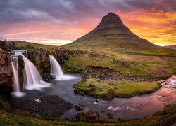 Zachód słońca nad wodospadem i górą Kirkjufell