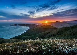 Stany Zjednoczone, Kalifornia, Sausalito, Półwysep Marin Headlands, Wybrzeże, Wzgórza, Roślinność, Ocean, Zachód słońca, Chmury