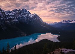 Park Narodowy Banff, Jezioro, Peyto Lake, Góry, Skały, Chmury, Zachód słońca, Drzewa, Lasy, Prowincja Alberta, Kanada