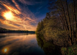 Zachodzące słońce nad jeziorem