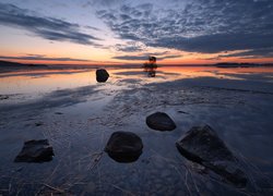 Jezioro Onega, Kamienie, Chmury, Wysepka, Drzewa, Zachód słońca, Republika Karelii, Rosja