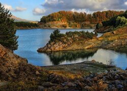 Zadrzewione skały nad jeziorem Aoos Lake