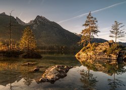 Jezioro Hintersee, Skały, Drzewa, Góry Alpy, Bawaria, Niemcy