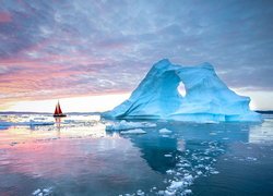 Żaglówka obok góry lodowej w zatoce Disko Bay