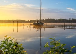 Wschód słońca, Jezioro Schwielochsee, Żaglówka, Pomost, Drzewa, Niemcy