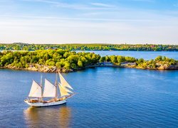 Żaglówka w zatoce szwedzkiej miejscowości Vaxholm