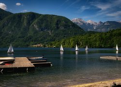 Żaglówki na jeziorze Bohinj w Słowenii