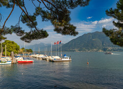 Żaglówki na jeziorze Maggiore we Włoszech