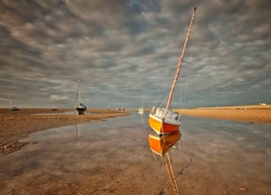 Żaglówki na plaży