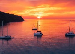 Żaglówki na wybrzeżu wyspy Koh Kood Island o zachodzie słońca