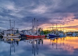 Port, Żaglówki, Drzewa, Zachód słońca, Chmury