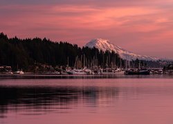 Port, Przystań, Żaglówki, Jezioro, Zatoka Gig Harbor, Góra, Mount Rainier, Drzewa, Zachód słońca, Stan Waszyngton, Stany Zjednoczone