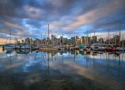 Żaglówki w przystani Stanley Park Marina