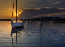 Żaglówki w zatoce na chorwackiej wyspie Ilovik