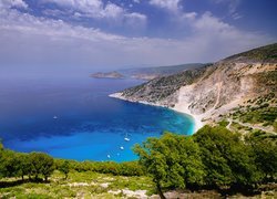 Morze, Żaglówki, Wybrzeże, Drzewa, Roślinność, Chmury, Korfu, Grecja