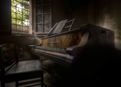 Zakurzone pianino pod oknem w opuszczonym pokoju
