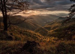 Zalesione góry Kaukazu pod zachmurzonym niebem