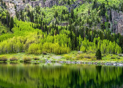 Zalesione góry nad jeziorem Crystal Lake