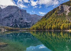 Zalesione góry nad jeziorem Pragser Wildsee w Dolomitach