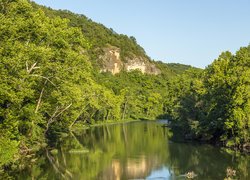 Zalesione wzgórze nad rzeką