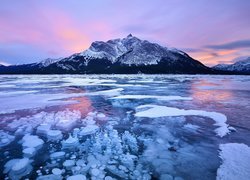 Zamarznięte jezioro Abraham Lake i góry Canadian Rockies w Kanadzie