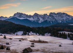 Góry Karwendel, Jezioro Geroldsee, Las, Drzewa, Domek, Zima, Miejscowość Krun, Bawaria, Niemcy