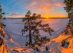 Zamarznięte jezioro Ładoga w blasku zachodzącego słońca