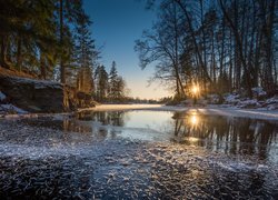Finlandia, Region Pirkanmaa, Valkeakoski, Kanał, Zima, Rzeka, Drzewa, Promienie słońca