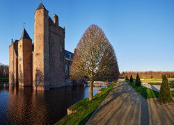 Zamek Assumburg w holenderskim mieście Heemskerk
