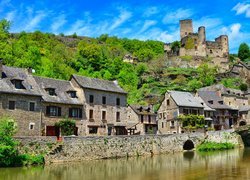 Zamek Belcastel i domy nad rzeką Aveyton we Francji