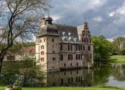Zamek Bodelschwingh nad stawem w Niemczech