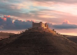 Zamek Castle of Jadraque na wzgórzu w Hiszpanii o zachodzie słońca