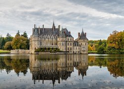 Zamek Bretesche, Jezioro, Odbicie, Drzewa, Park, Chmury, Jesień, Missillac, Francja