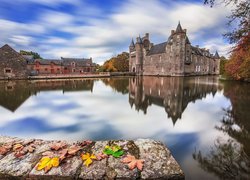 Zamek Chateau de Trecesson nad stawem