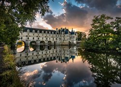 Zamek, Chateau de Chenonceau, Park, Rzeka Cher, Odbicie, Ścieżka, Drzewa, Chmury, Zachód słońca, Francja