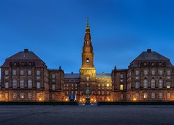 Dania, Kopenhaga, Wyspa Slottsholmen, Zamek Christiansborg, Wieża, Noc, Światła