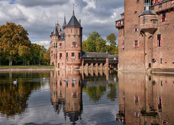 Zamek De Haar nad stawem w Utrechcie