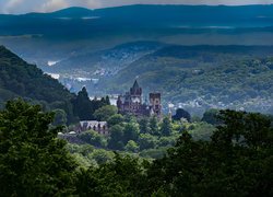 Zamek Drachenburg na górze Drachenfels w Niemczech