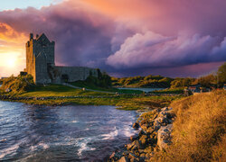 Zamek Dunguaire na brzegu Zatoki Galway w Irlandii