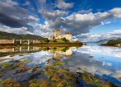 Szkocja, Zamek Eilean Donan Castle, Most, Wzgórza, Chmury, Odbicie Jezioro Loch Duich