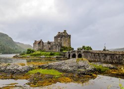 Zamek Eilean Donan na jeziorze Louch Duich