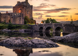 Szkocja, Zamek Eilean Donan Castle, Most, Chmury, Jezioro Loch Duich, Zachód słońca