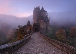 Zamek Eltz w nad rzeką Elzbach w Niemczech